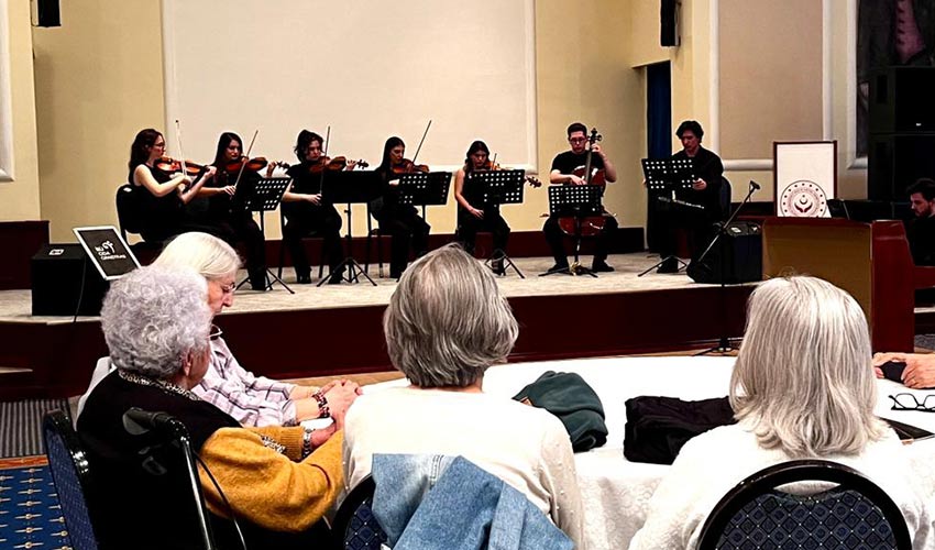 Öğrencilerden ‘çınarlara’ unutulmaz konser