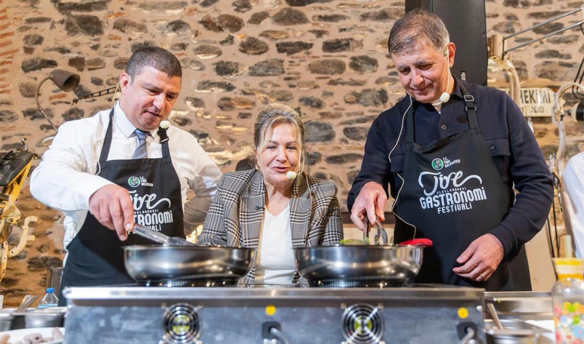 Önlük giydi, mutfağa girdi, yemek yaptı
