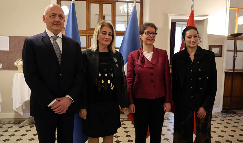 İKSEV Başkanı Filiz Eczacıbaşı Sarper, Sanat ve Edebiyat Şövalyesi