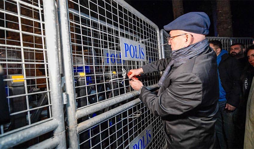 Meslek Fabrikası önünde gece nöbeti