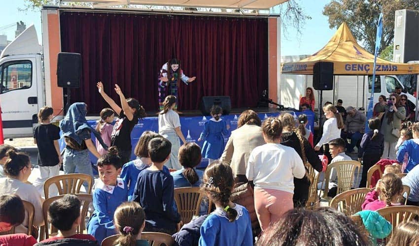 23 Nisan coşkusu gezici sahne ile ilçelere taşındı