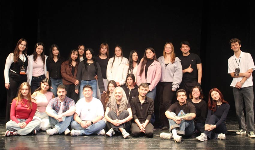 Üniversiteliler tiyatroda buluştu