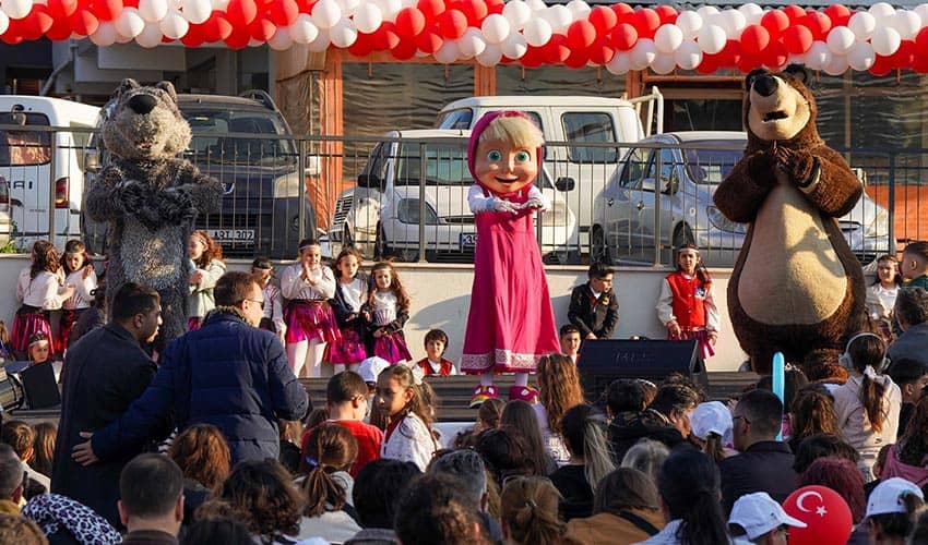 Şenlik başladı, çocukların neşesi meydanları doldurdu
