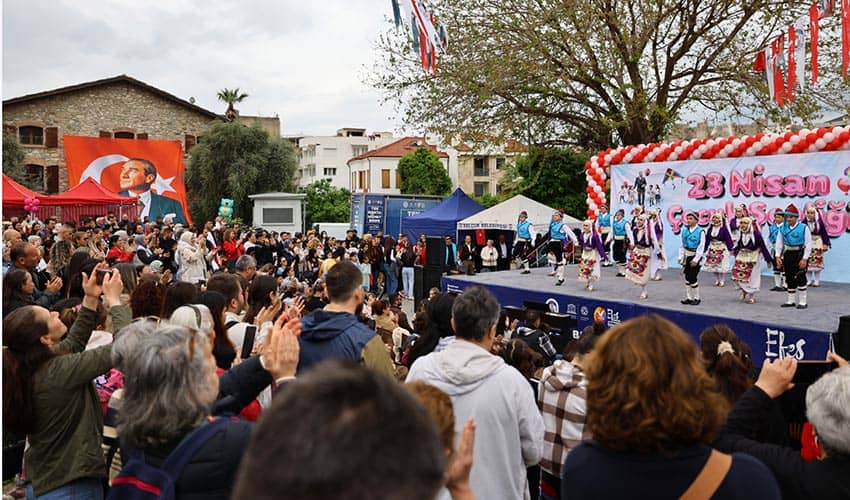 Bayramlarını şenlikle kutladı