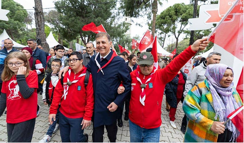 23 Nisan coşkusunu çocuklarla paylaştı