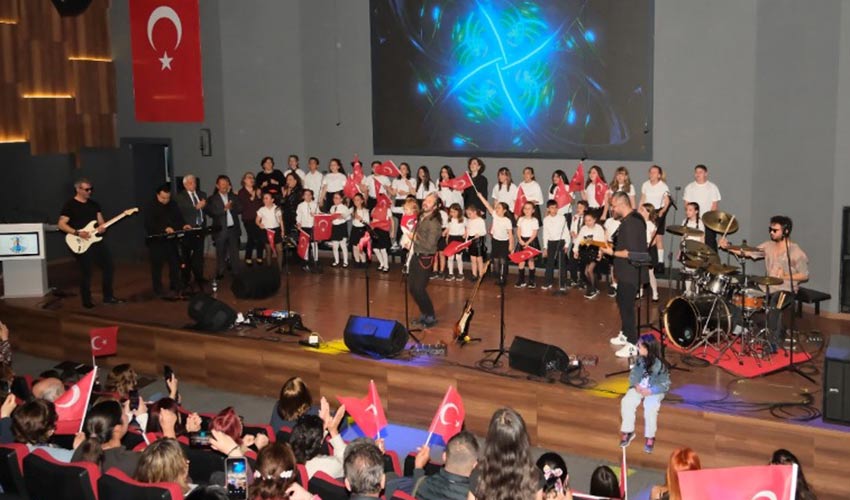 Dikili’de 23 Nisan Coşkusu Sokaklara Taştı