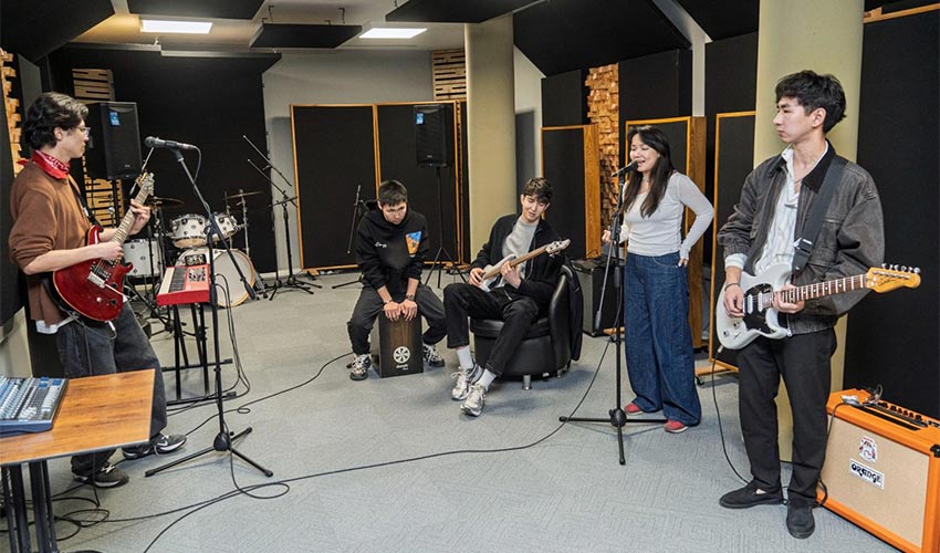 Stüdyo Kültürpark Kazakistanlı müzik grubuna kapılarını açtı