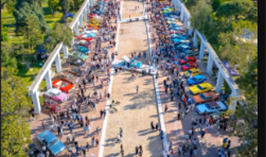 Klasik Otomobil Sergisi ziyaretçilerini zaman yolculuğuna çıkardı